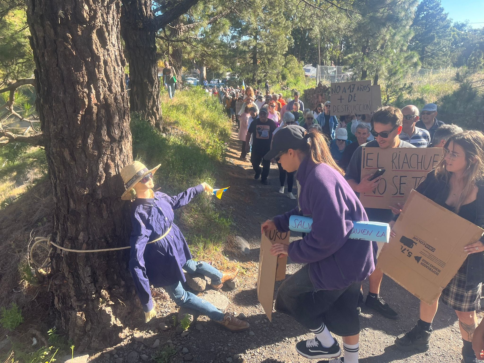 Los manifestantes atan a un muñeco a un pino en El Riachuelo