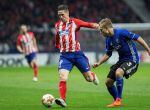 El delantero del Atlético de Madrid Fernando Torres, controla un balón con el jugador del Copenhague Pierre Bengtsson, durante el partido de UEFA Europa League contra el Copenhague que se celebra en el estadio Wanda Metropolitano de Madrid.