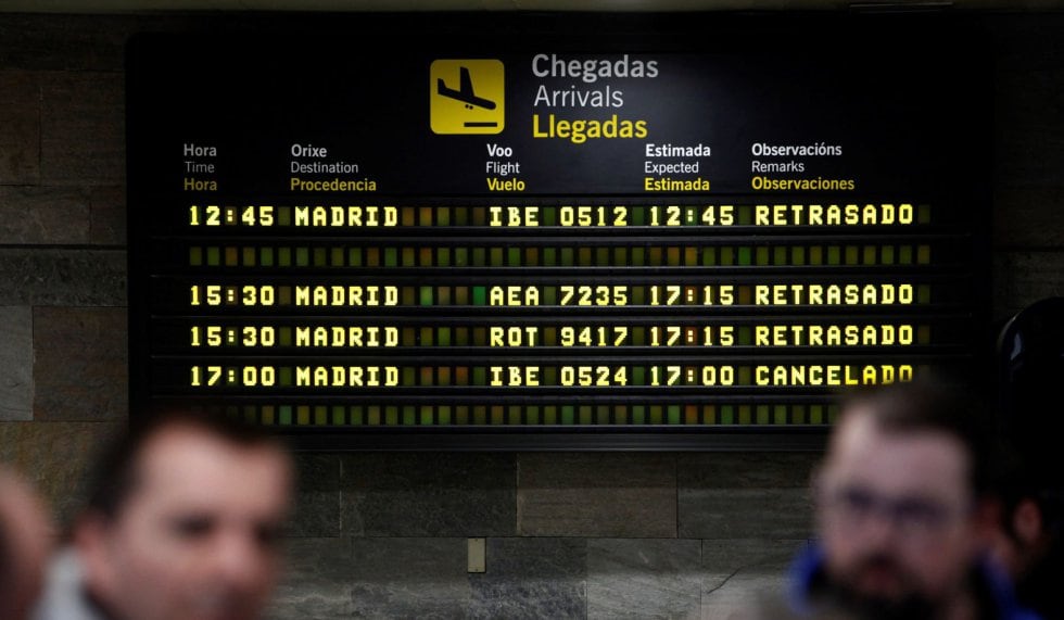 Panel informativo del aeropuerto coruñés de Alvedro, donde los vuelos procedentes de Madrid se han visto cancelados o retrasados a causa del temporal de nieve que azota la capital española.