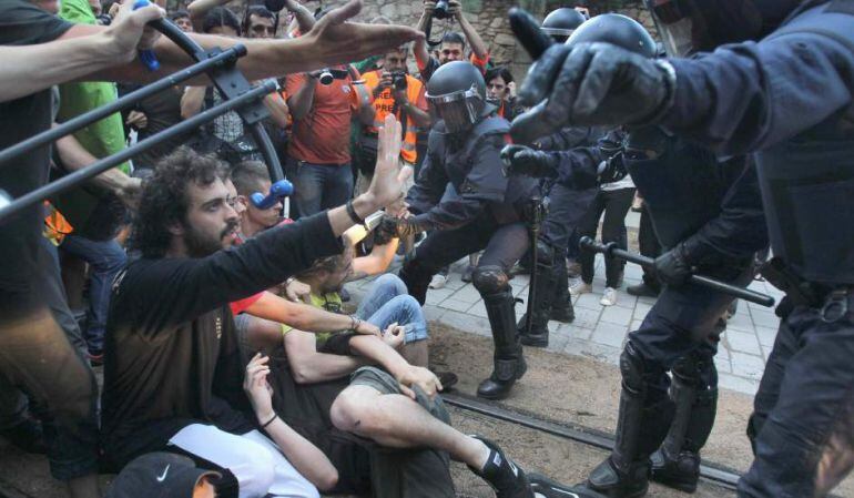 Fotografía de las protestas al frente del Parlament (Archivo).