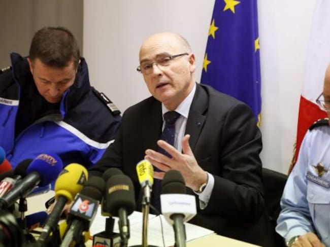 RA01 MARSEILLE (FRANCIA) 26/03/2015.- El fiscal de Marsella encargado del caso del accidente aéreo en los Alpes franceses, Brice Robin (centro), ofrece una rueda de prensa en el aeropuerto de Marsella en Francia hoy, jueves 26 de marzo de 2015. Brice Robi