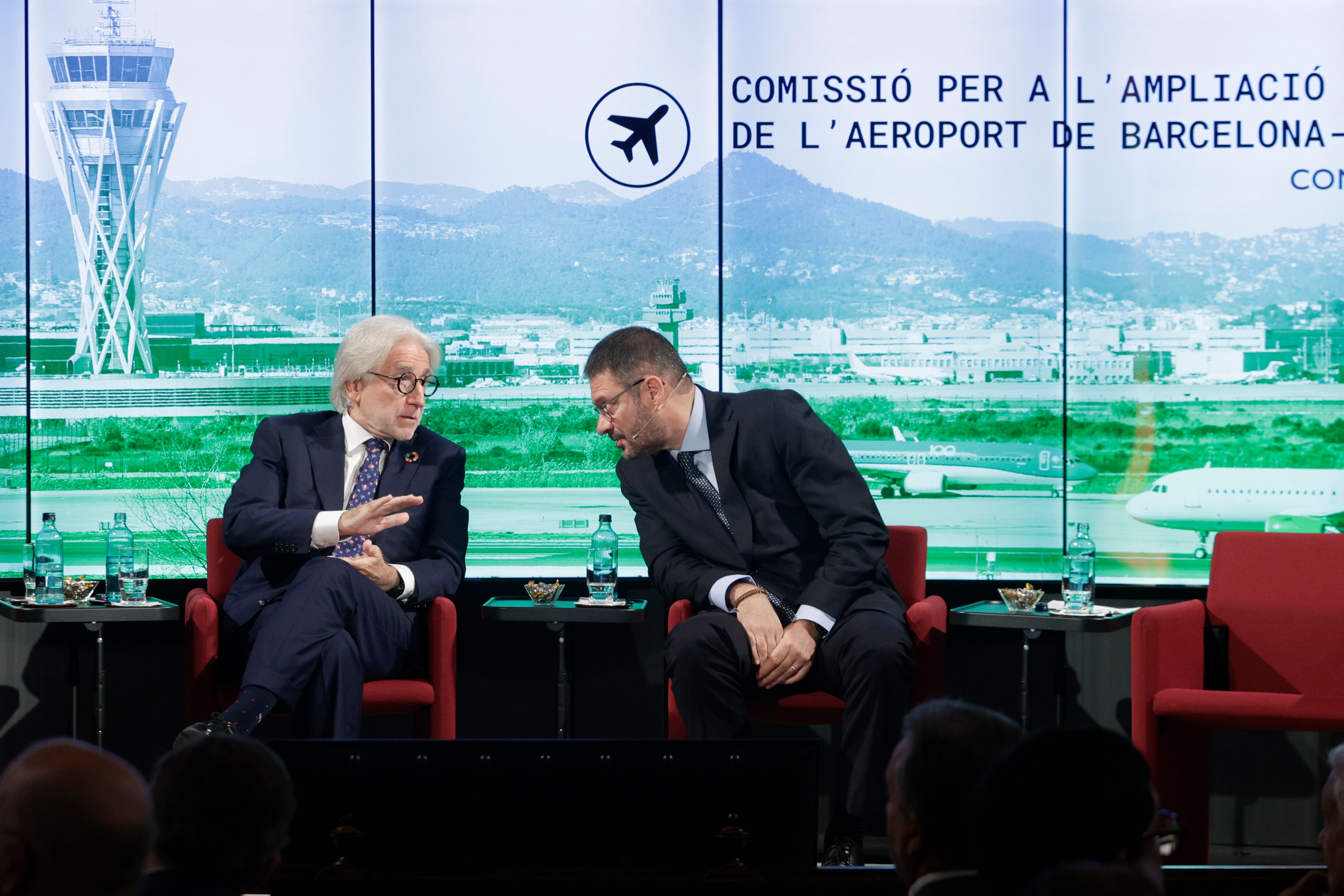 El president de Foment, Josep Sánchez Llibre i el president de la Comissió per a l'ampliació de l'Aeroport del Prat, Lluis Moreno. EFE/Quique García