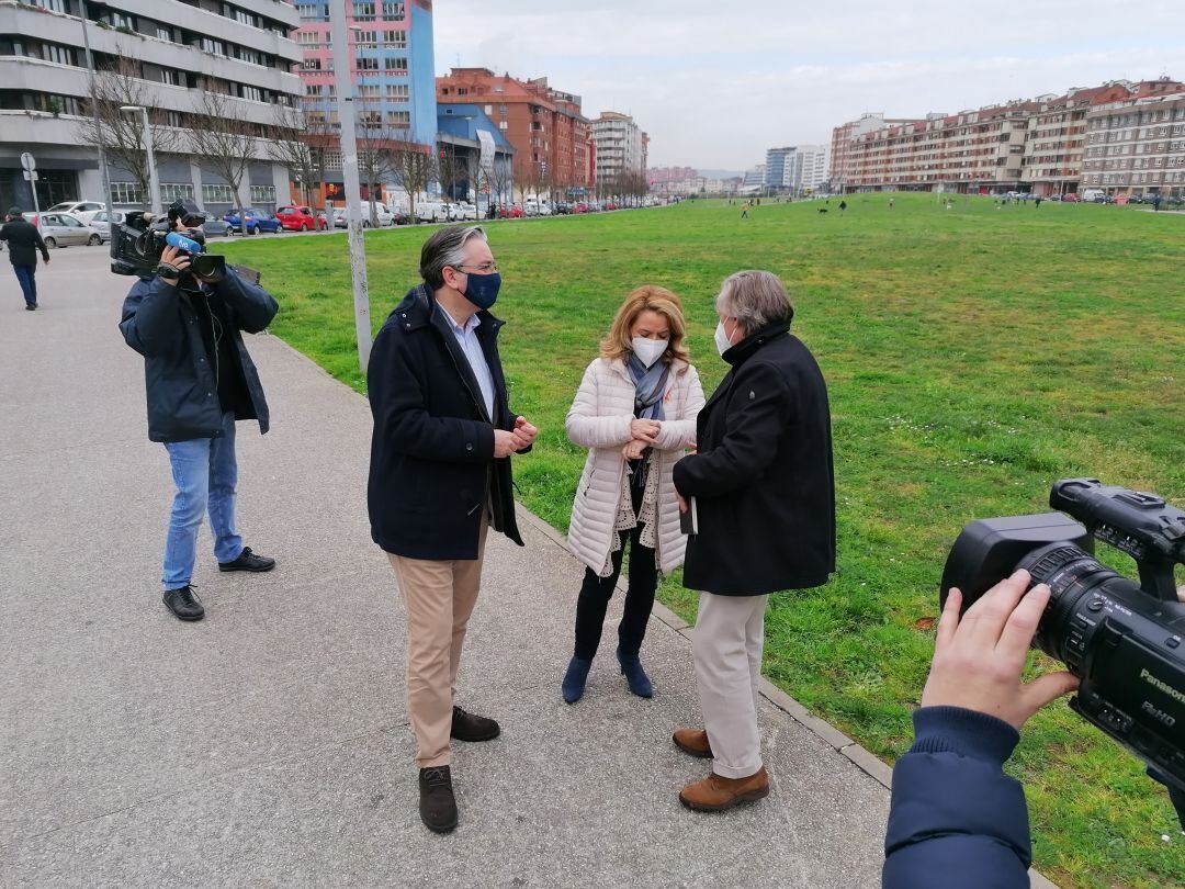 Pablo González, Teresa Mallada y Alberto López-Asenjo, este martes, junto al solarón de las vías. 