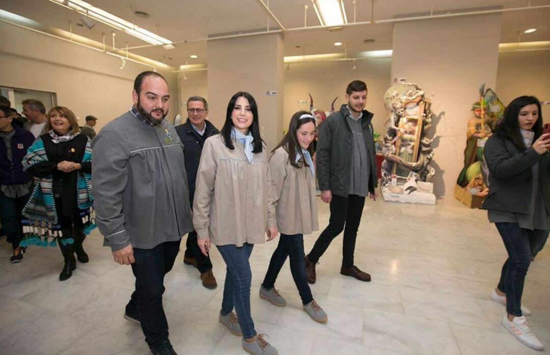 Telmo Gadea y las Falleras Mayores de 2020 en la Exposició del Ninot 