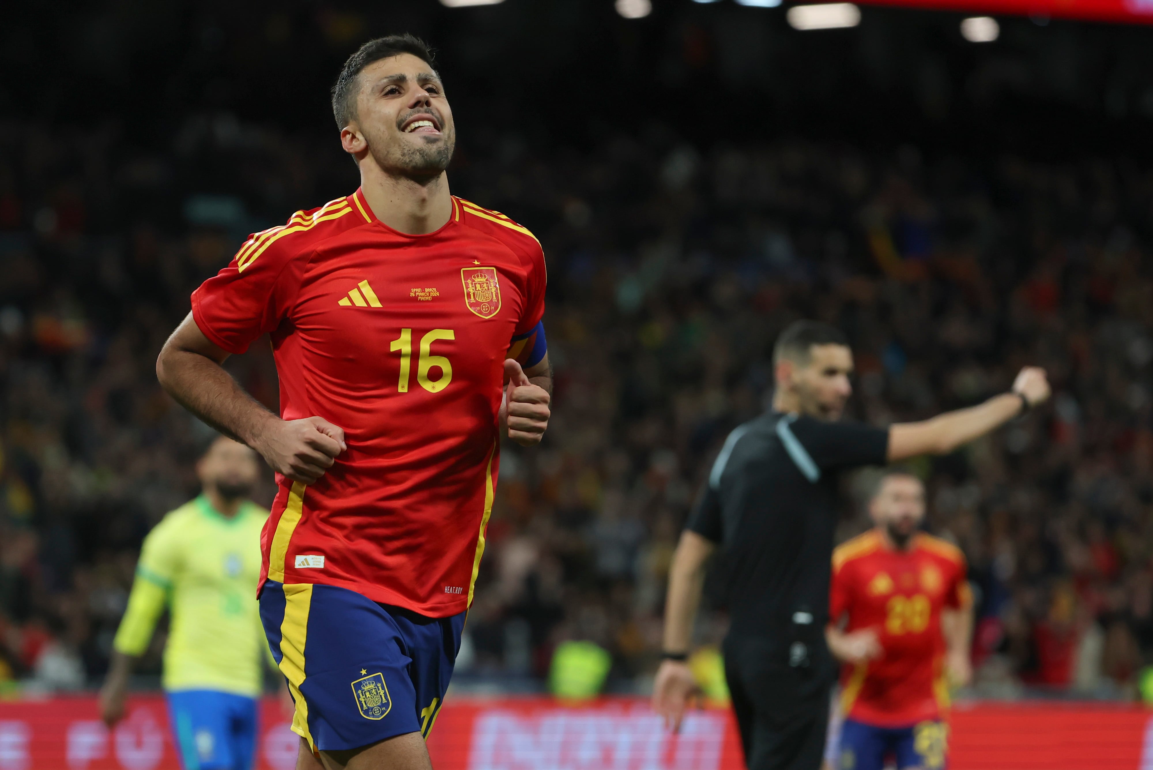 MADRID, 26/03/2024.- El centrocampista de la selección española Rodrigo Hernández celebra tras marcar el tercer gol, durante el último partido amistoso que jugó la Selección Española, ante Brasil. EFE/Kiko Huesca