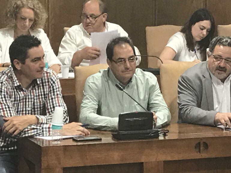 El representante de la Junta Vecinal de Columbrianos, Andrés Vuelta, entre los concejales Roberto Mendo y Carlos Fernández, del PP