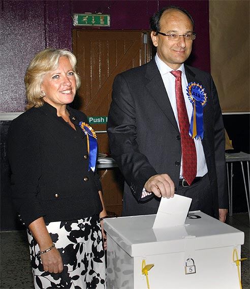 El actual ministro principal de Gibraltar y líder del Partido Socialdemócrata, Peter Caruana, vota junto a su mujer.