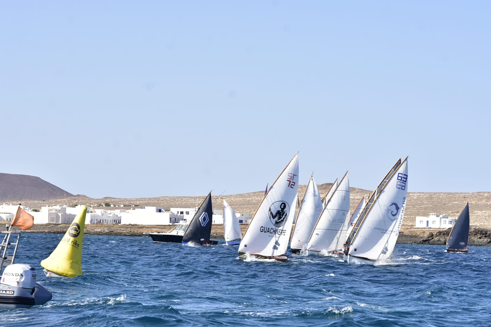 Una de las regatas del IV Encuentro de Vela Latina Isla de La Graciosa-Trofeo Fundación Líneas Romero.