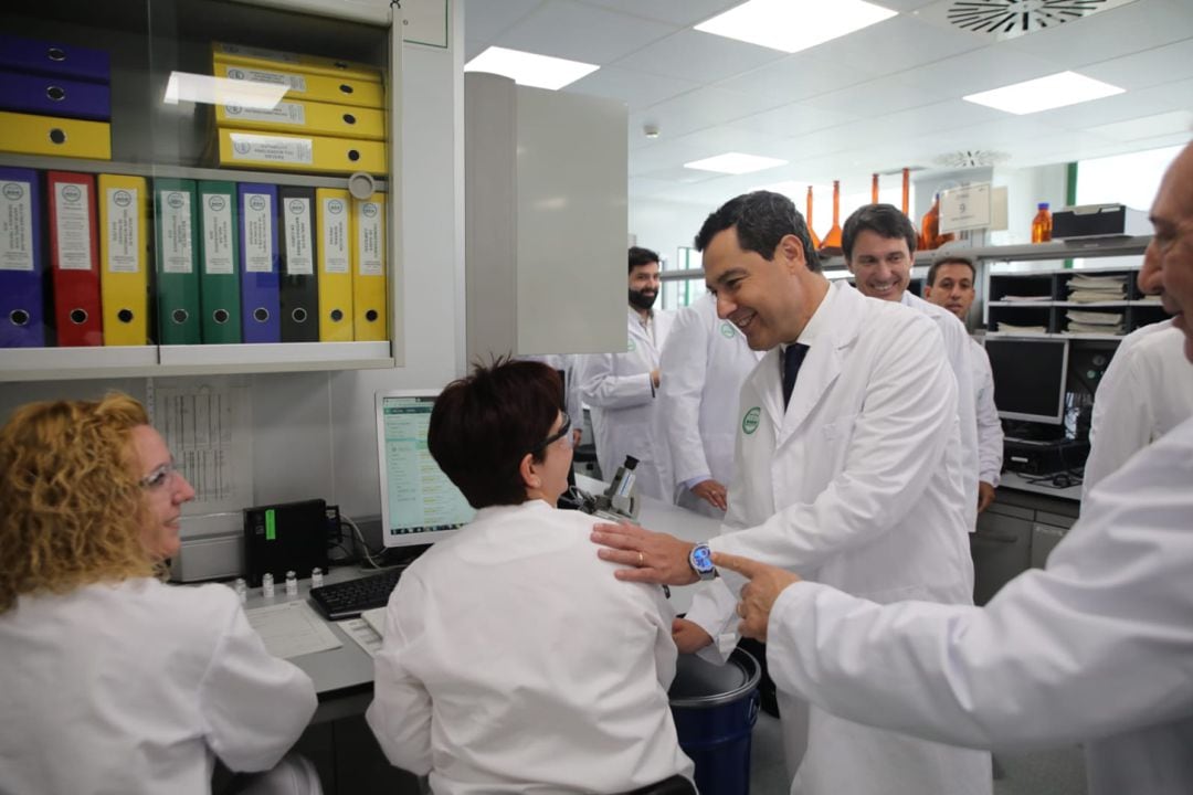 El presidente de la Junta, Juanma Moreno, saludo a los trabajadores de Laboratorios Rovi, en la planta de la empresa en el PTS de Granada