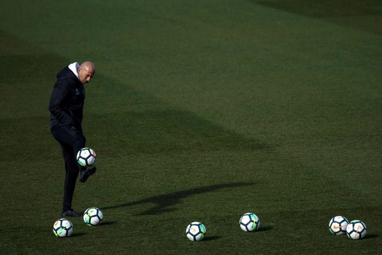 Zidane, rodeado de balones durante un entrenamiento en Valdebebas