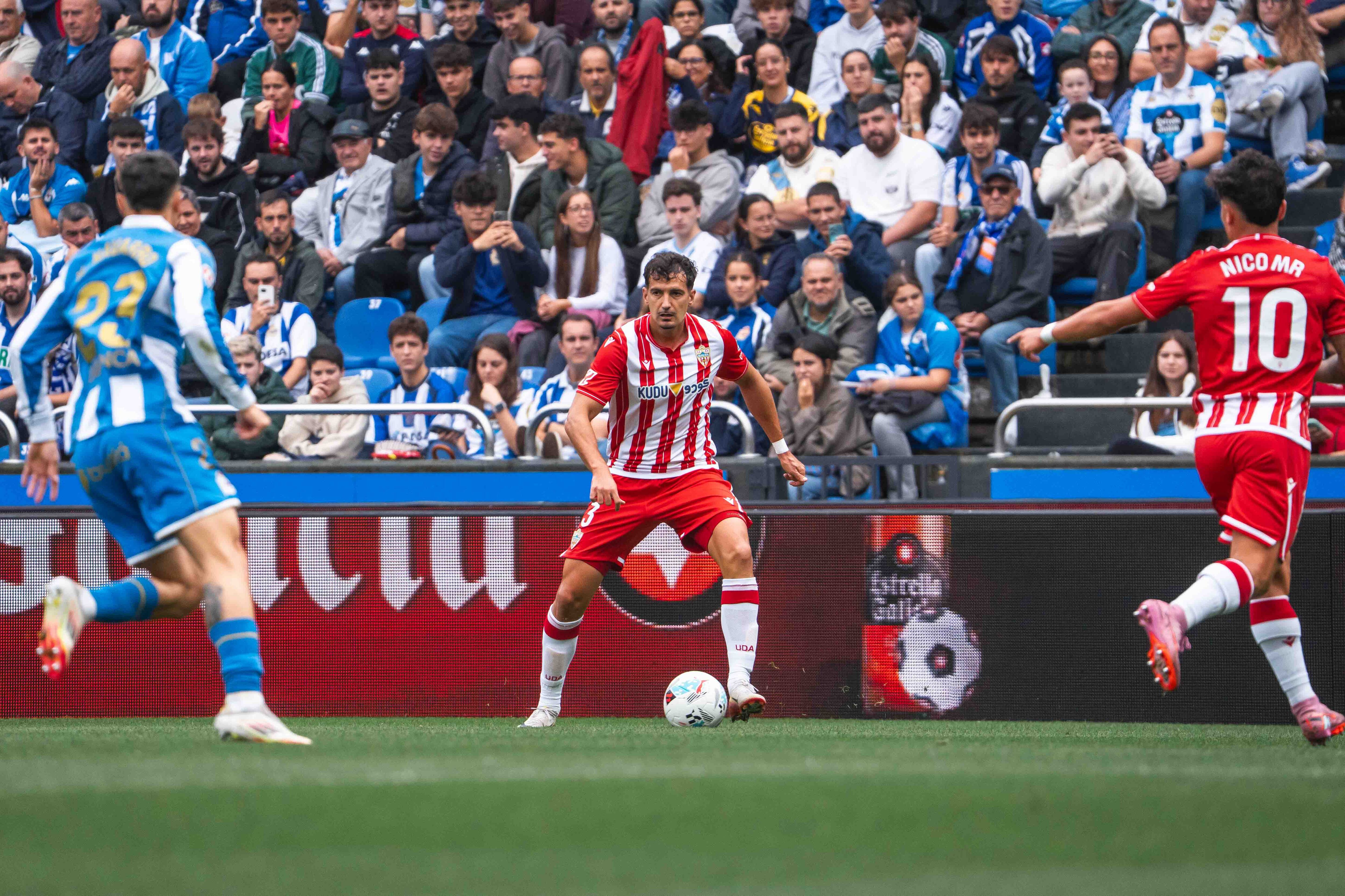 El jefe en el lateral izquierdo de un Almería 25-26 donde la defensa es completamente nueva.