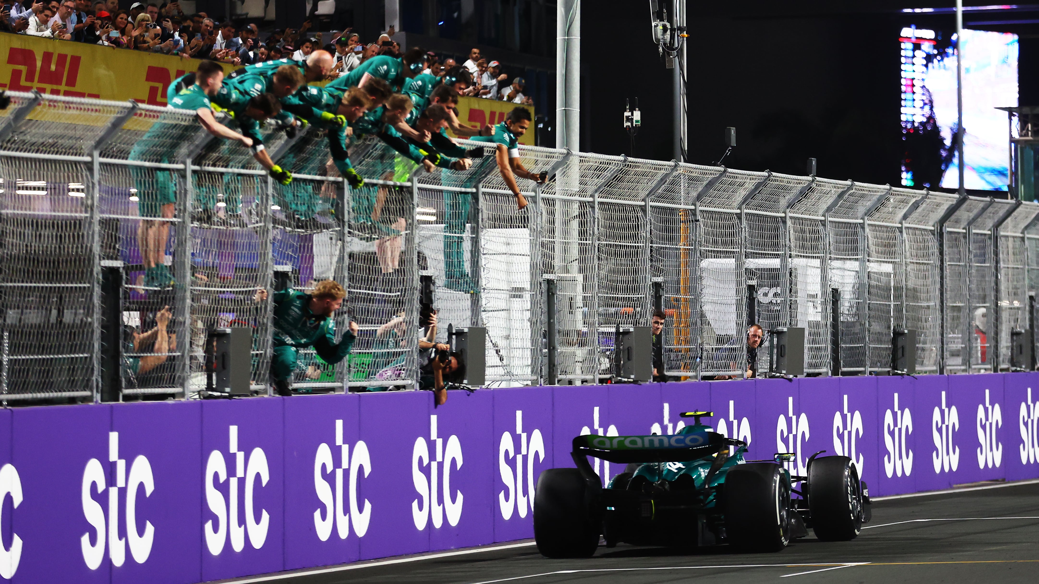 Aston Matin celebra el podio de Fernando Alonso GP de Arabia Saudi. (Photo by Bryn Lennon - Formula 1/Formula 1 via Getty Images)