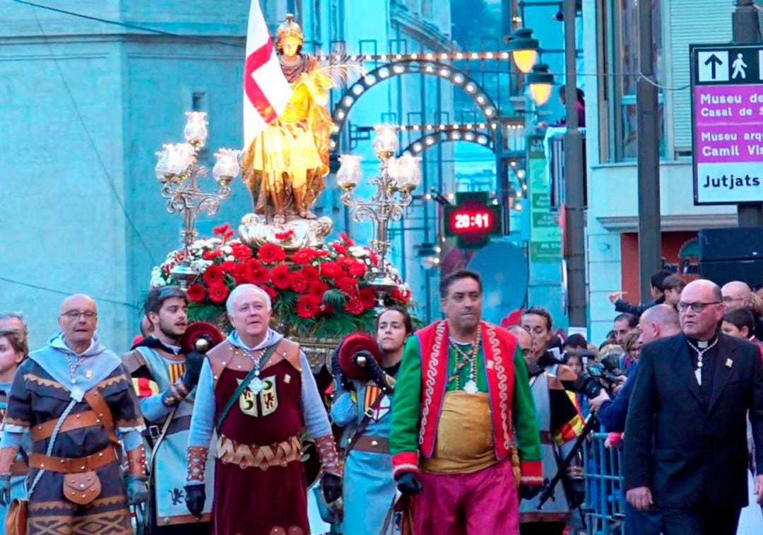 Vicente Bas, el segundo por la derecha, en una imagen de archivo en la procesión de Acción de Gracias de las Fiestas de Alcoy.