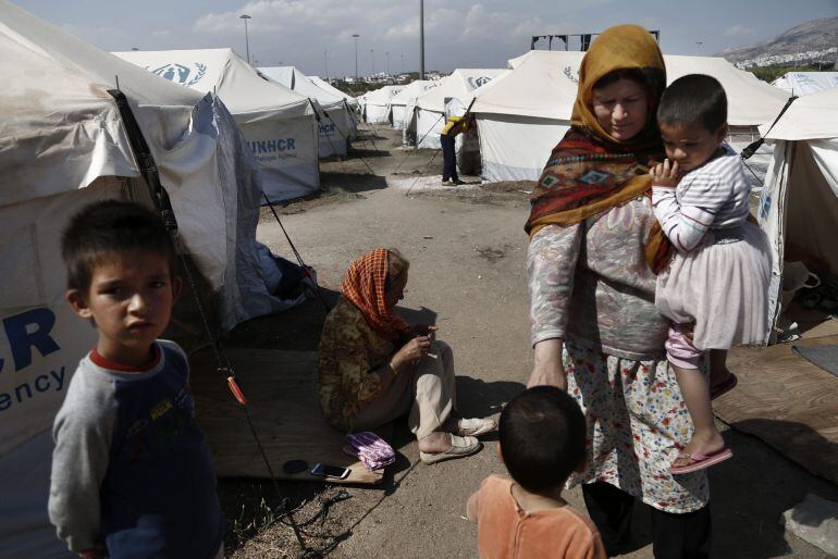 Refugiados, frente a su tienda de campaña en el antiguo Complejo Olímpico Helliniko, donde más de 1.000 refugiados se alojan, en Atenas, Grecia, 