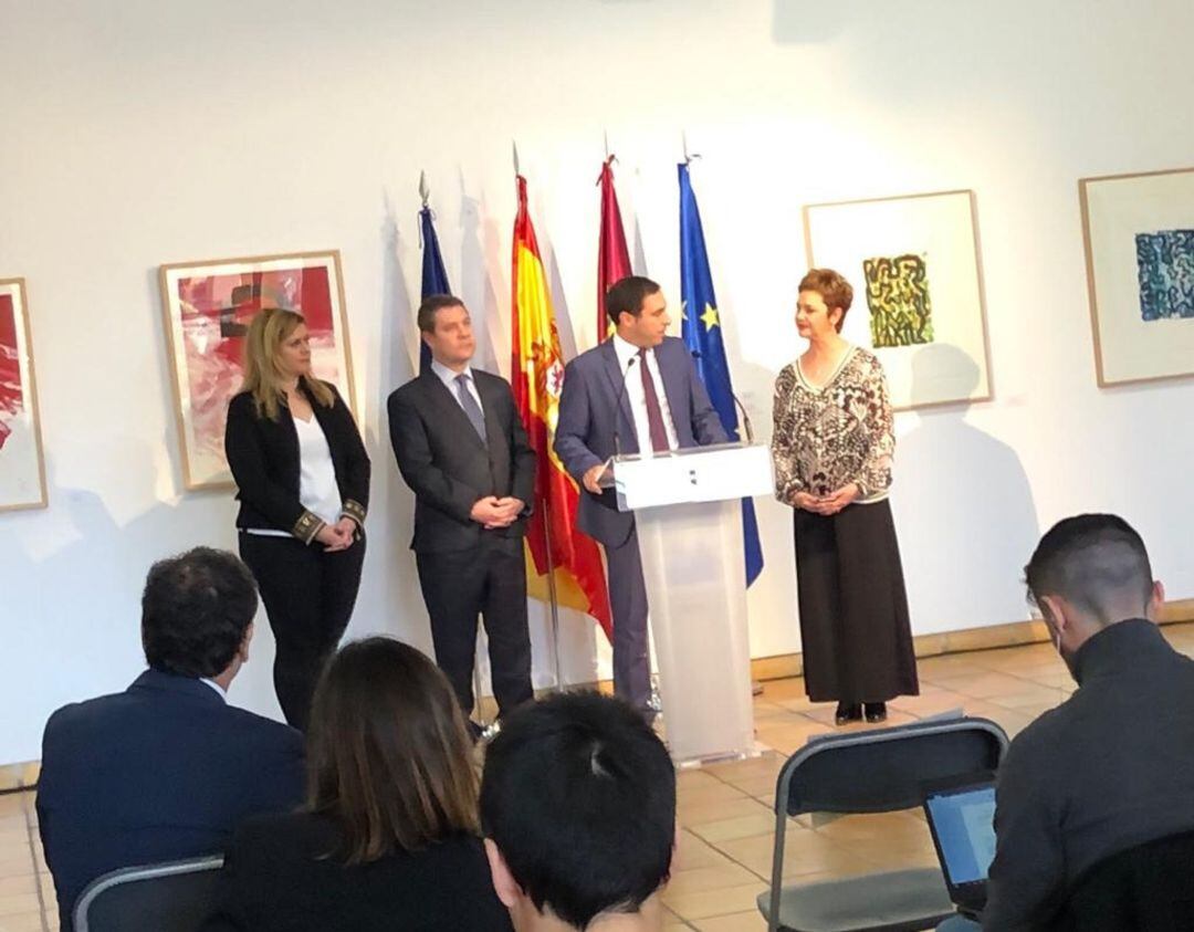 El presidente de Castilla-La Mancha, Emiliano García Page, el presidente de la diputación de Cuenca, Álvaro Martínez Chana y la alcaldesa de San Clemente, Charo Sevillano.