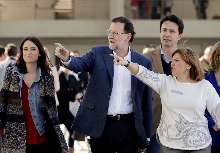 El presidente del Gobierno y del PP, Mariano Rajoy, acompañado por la vicesecretaria de Estudios y Programas del Partido Popular, Andrea Levy, la presidenta del PPVC, Isabel Bonig.