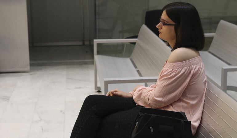 Una imagen de Cassandra, la tuitera de Murcia que se mofó en Twitter del asesinato de Luis Carrero Blanco, el pasado 22 de marzo durante el juicio en la Audiencia Nacional 