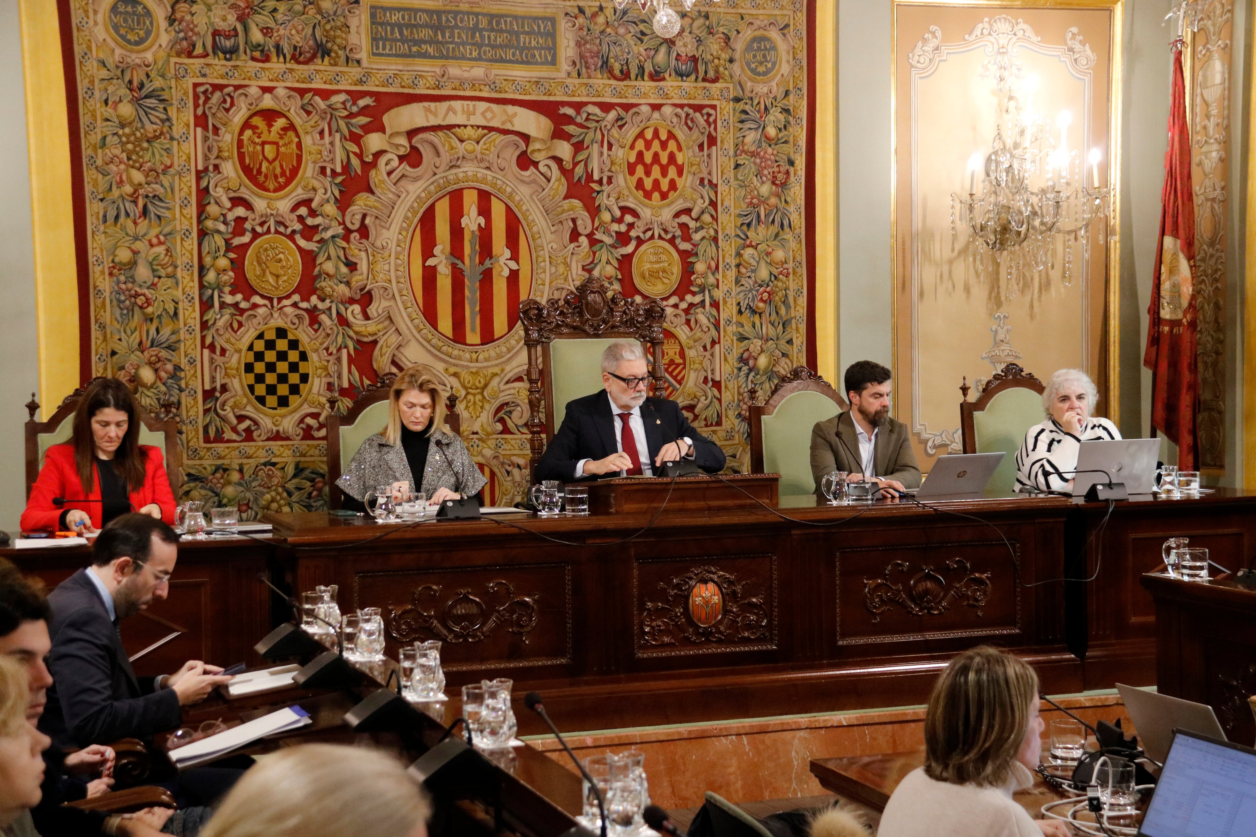 L'alcalde i els tinents d'alcalde en un moment del ple en què Fèlix Larrosa ha perdut la qüestió de confiança. Foto: ACN.