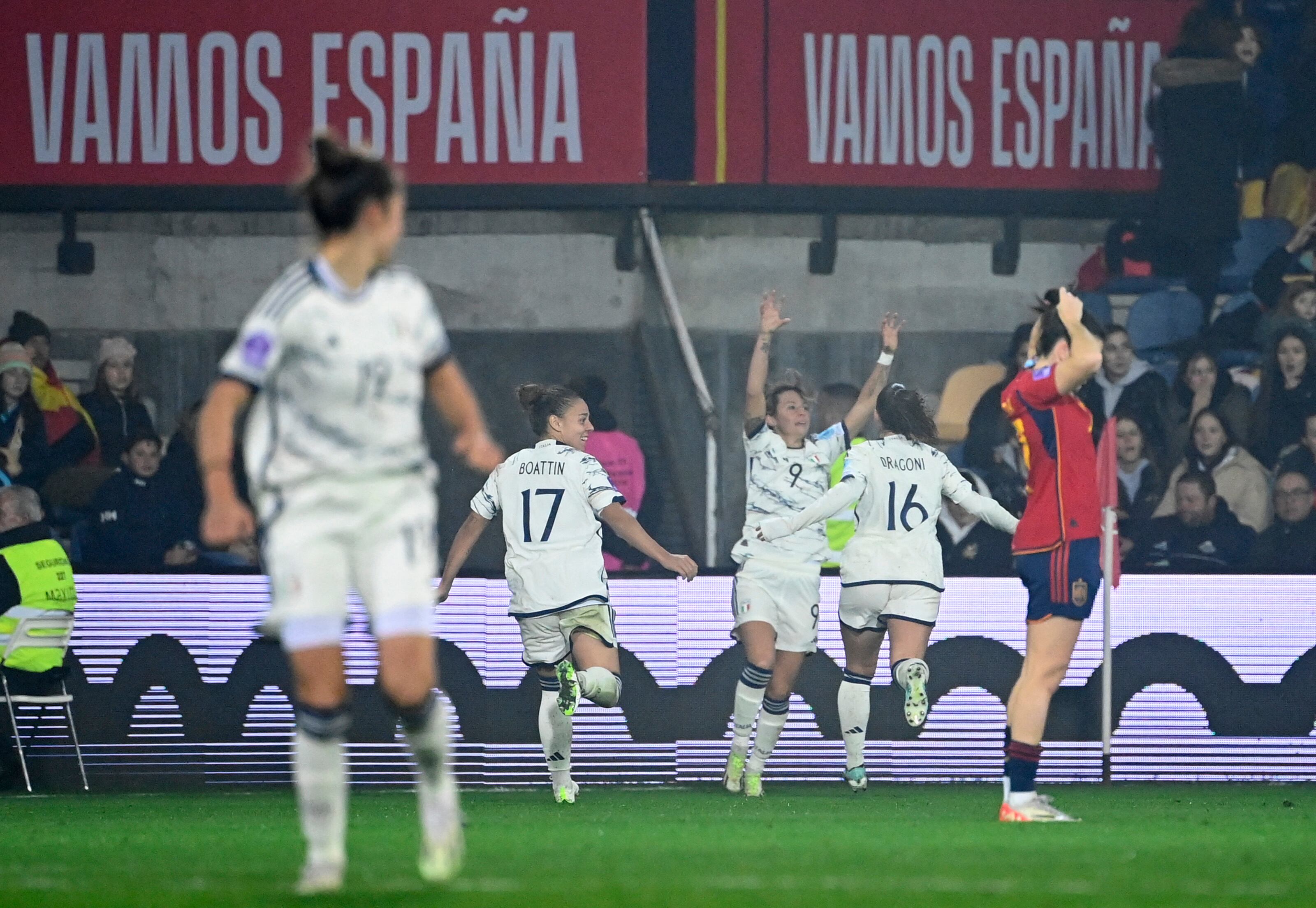 La delantera italiana Giacinti celebra el 1-1.