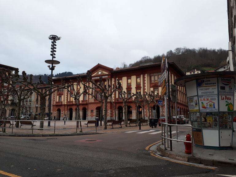 Plaza de Unzaga de Eibar, con el Ayuntamiento al fondo