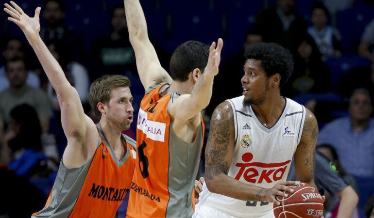 Ricardo Úriz (c) y David Wear (i), del Montakit Fuenlabrada, durante el partido de la jornada 32 de la Liga Endesa 15-16 contra el Real Madrid.