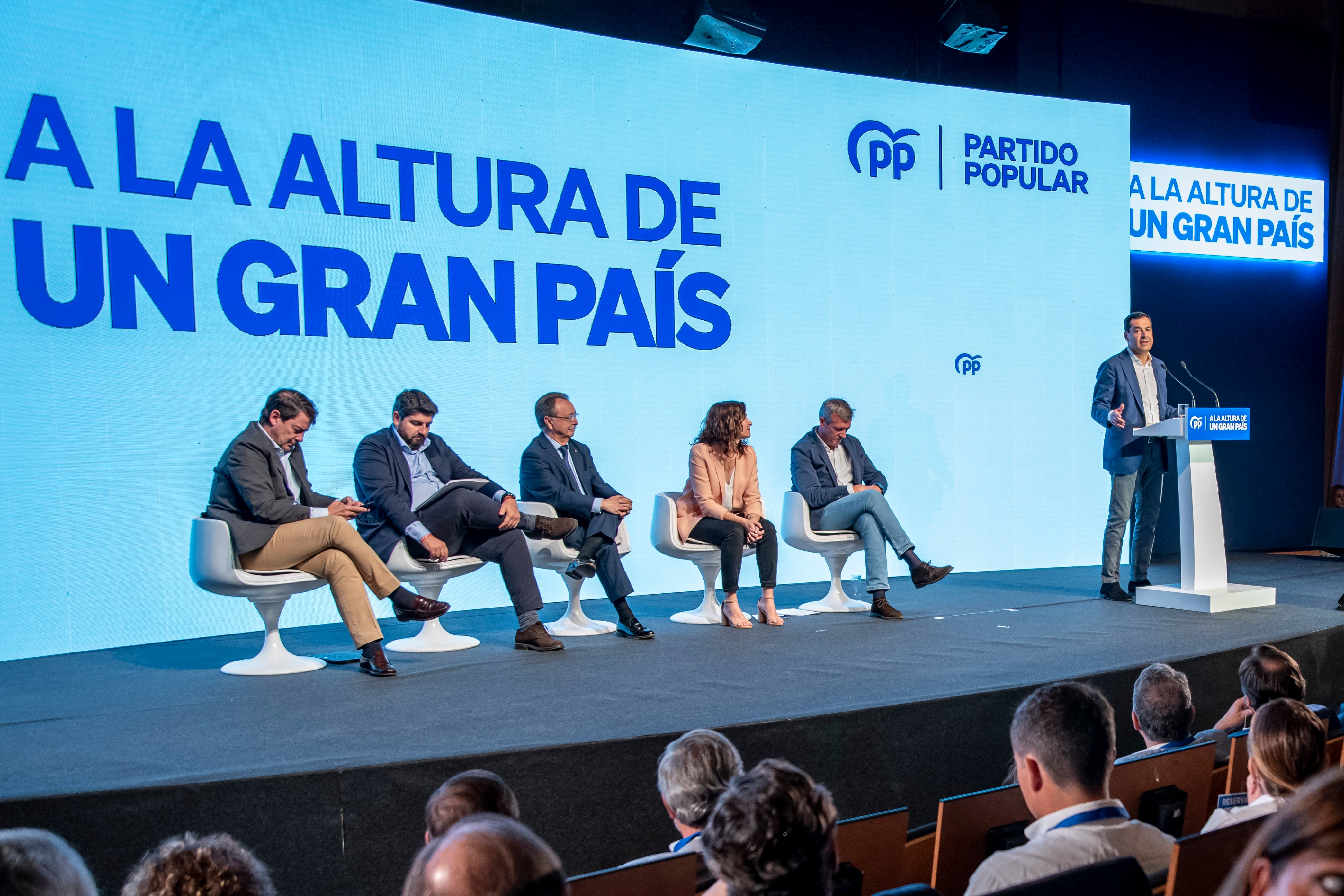 TOLEDO, 17/09/2022.- El presidente de Andalucía, Juanma Moreno, durante su intervención en la primera jornada de la 25 reunión Interparlamentaria del PP que pretende sentar las bases del programa del partido, este sábado en Toledo. EFE/Ismael Herrero
