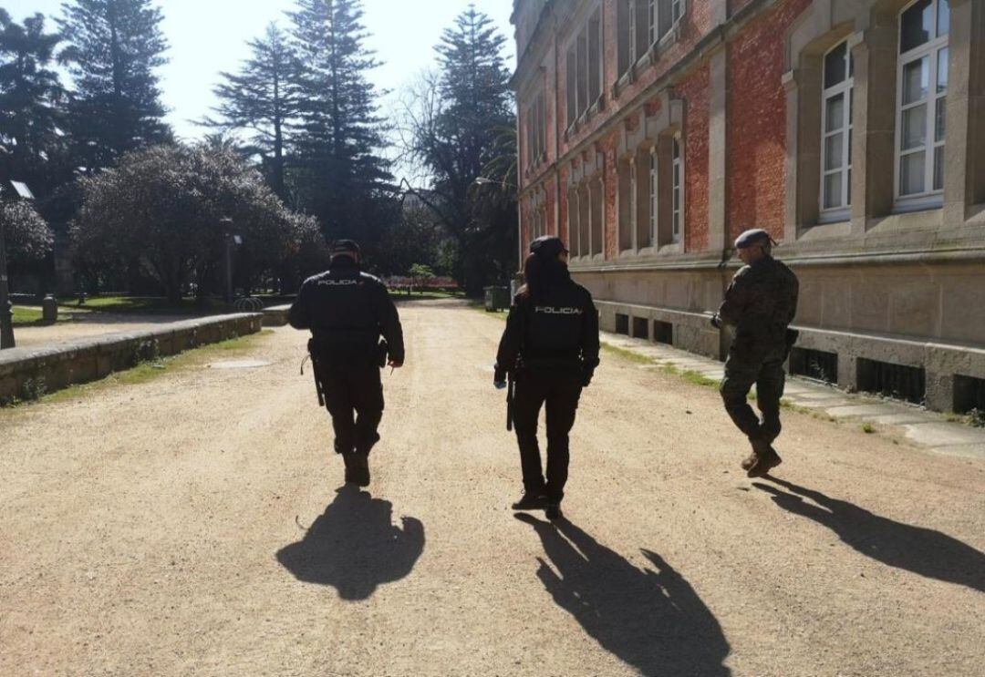 Policías y militares colaboran en las tareas de vigilancia del estado de alarma.