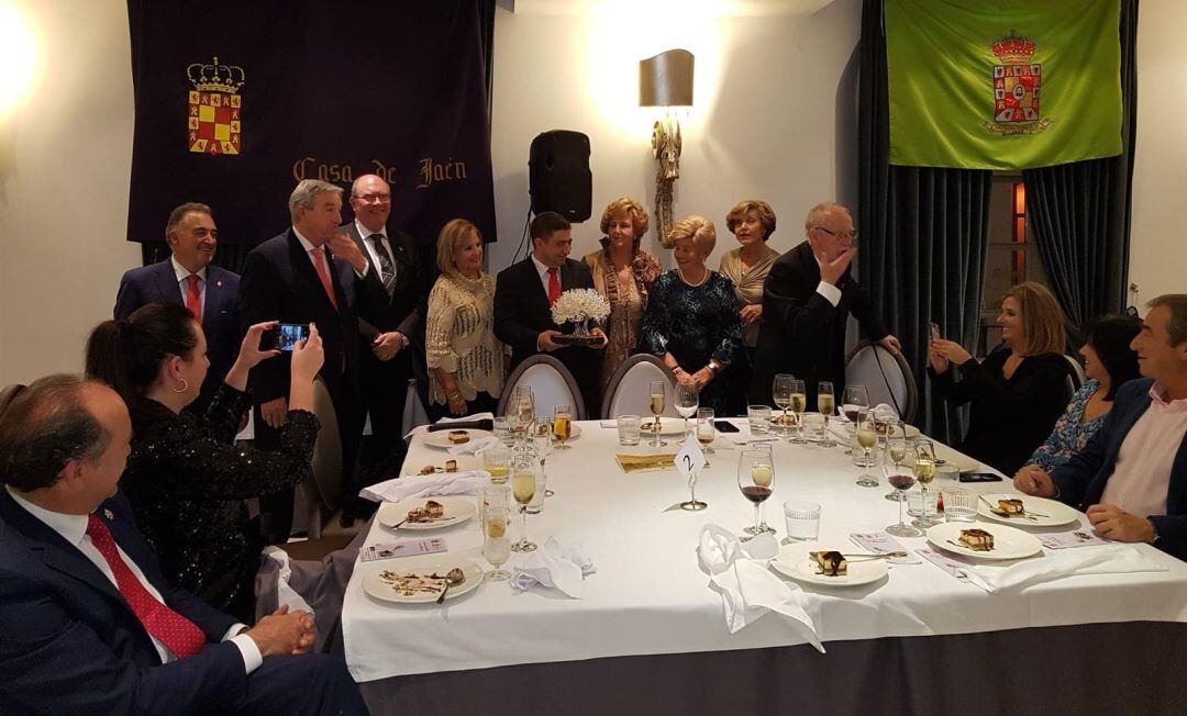 Momento de la entrega del reconocimiento a Francisco Reyes