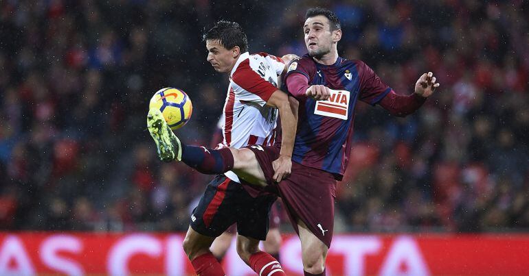 Ander Iturraspe of Athletic Club (L) competes for the ball with Kike Garcia of SD Eibar (R) during the La Liga match between Athletic Club and Eibar at Estadio San Mames on January 26, 2018 in Bilbao