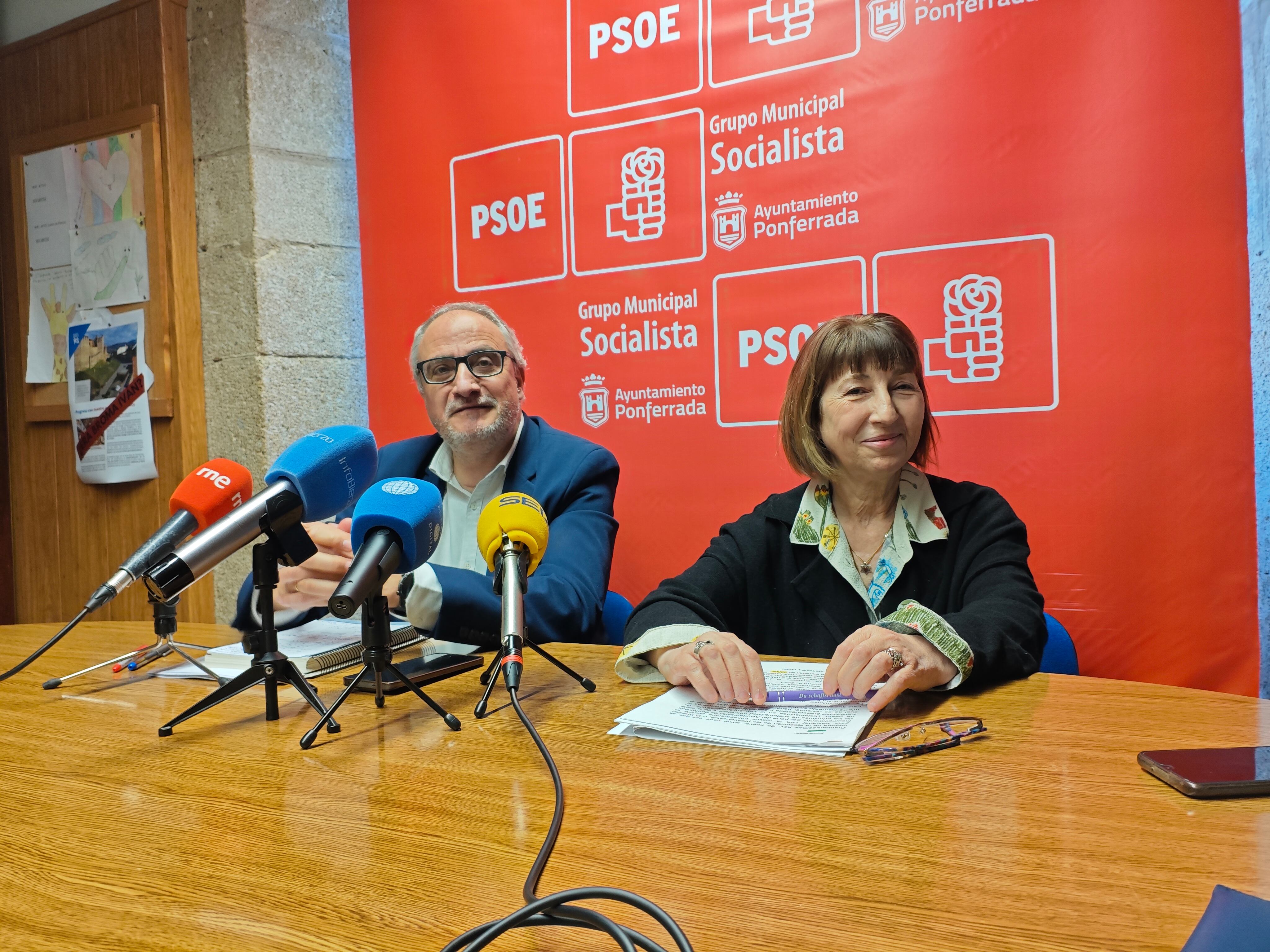 Portavoz del PSOE, Olegario Ramón y concejala, Mabel Fernández