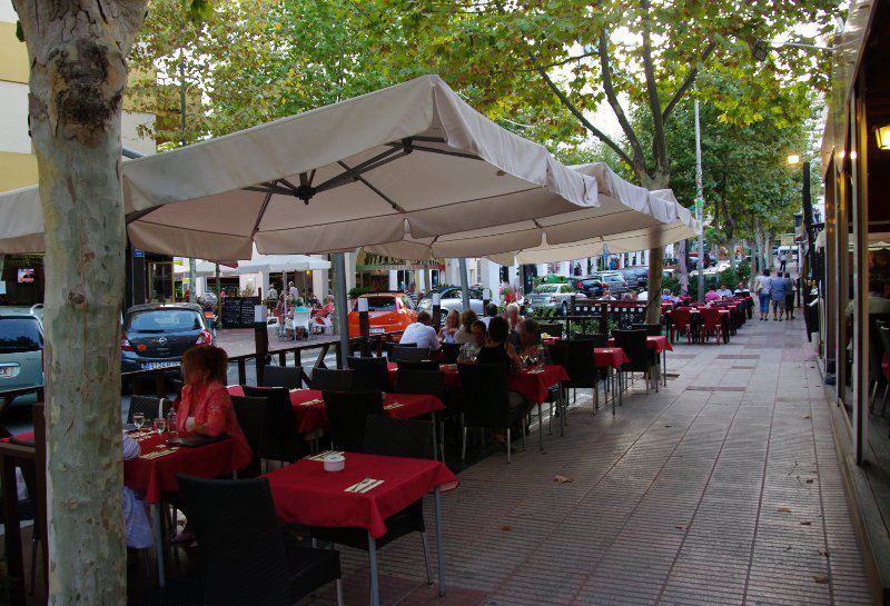 Zona de terrazas de bares y restaurantes en la calle Pintor Sorolla de Calp.