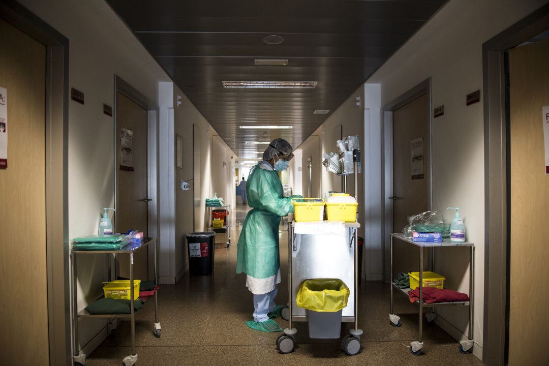 Hay preocupación en los hospitales por el ingreso cada vez más frecuente de personas jóvenes a causa de las nuevas cepas, más agresivas con franjas de edad de 40 años en adelante