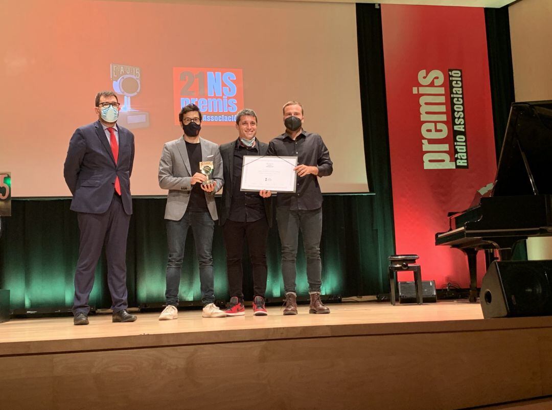 Adrià Soldevila, Sique Rodríguez i Sergi Escudero recollint el premi.