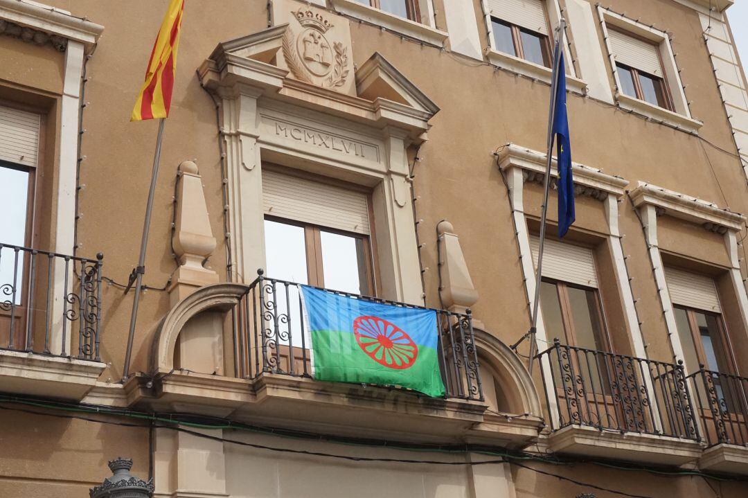 Bandera del Pueblo Gitano en el Ayuntamiento de Elda