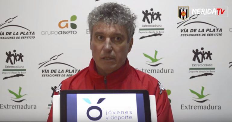 El entrenador del Mérida, Antonio Gómez