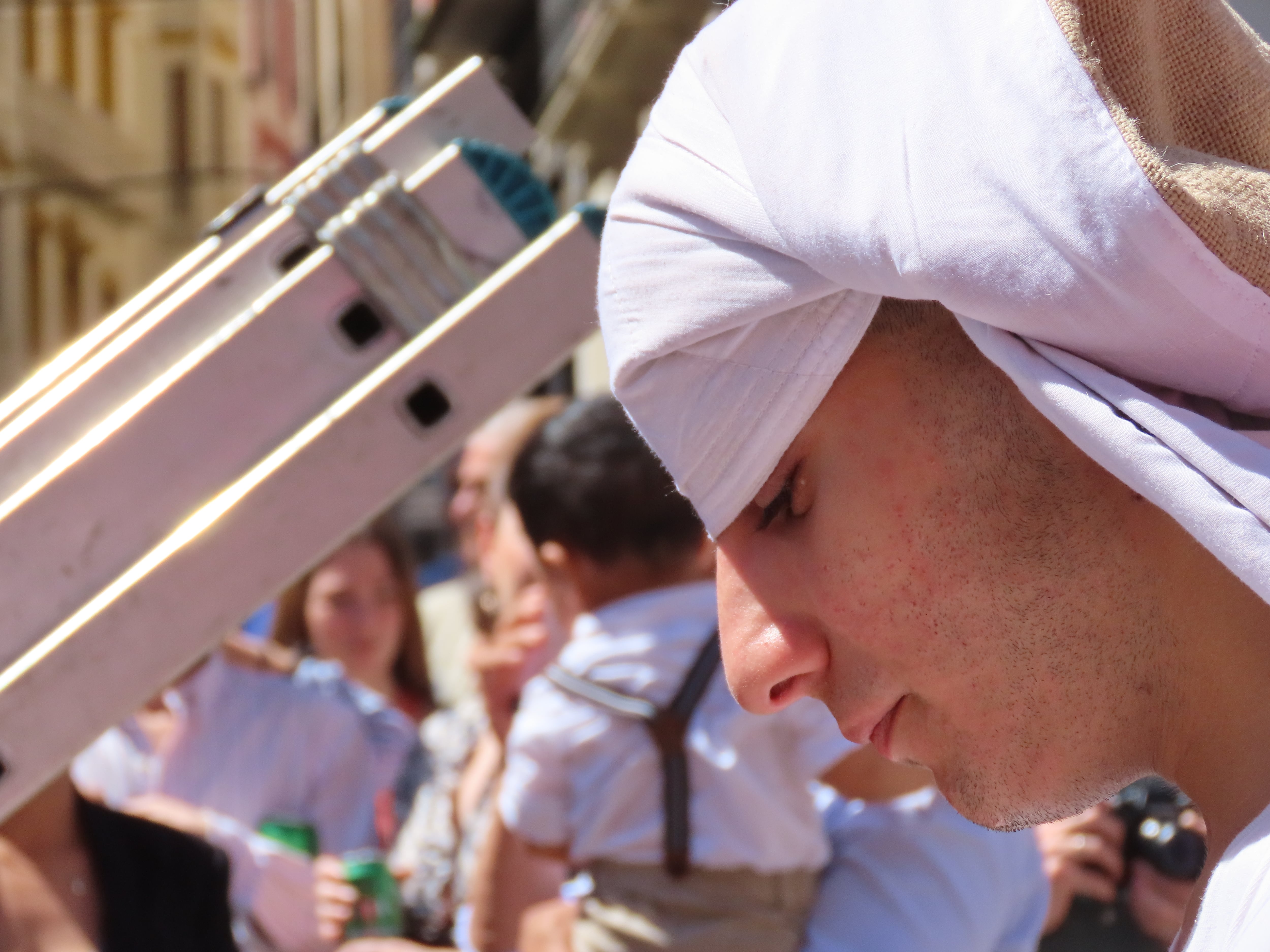 Uno de los costaleros de la Semana Santa de Córdoba