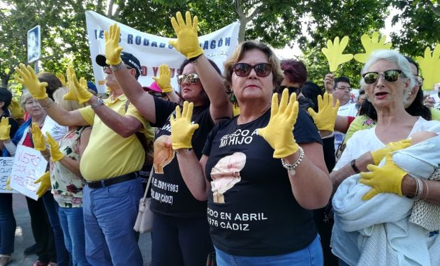 Manifestantes frente a la Audiencia en la primera sesión de juicio