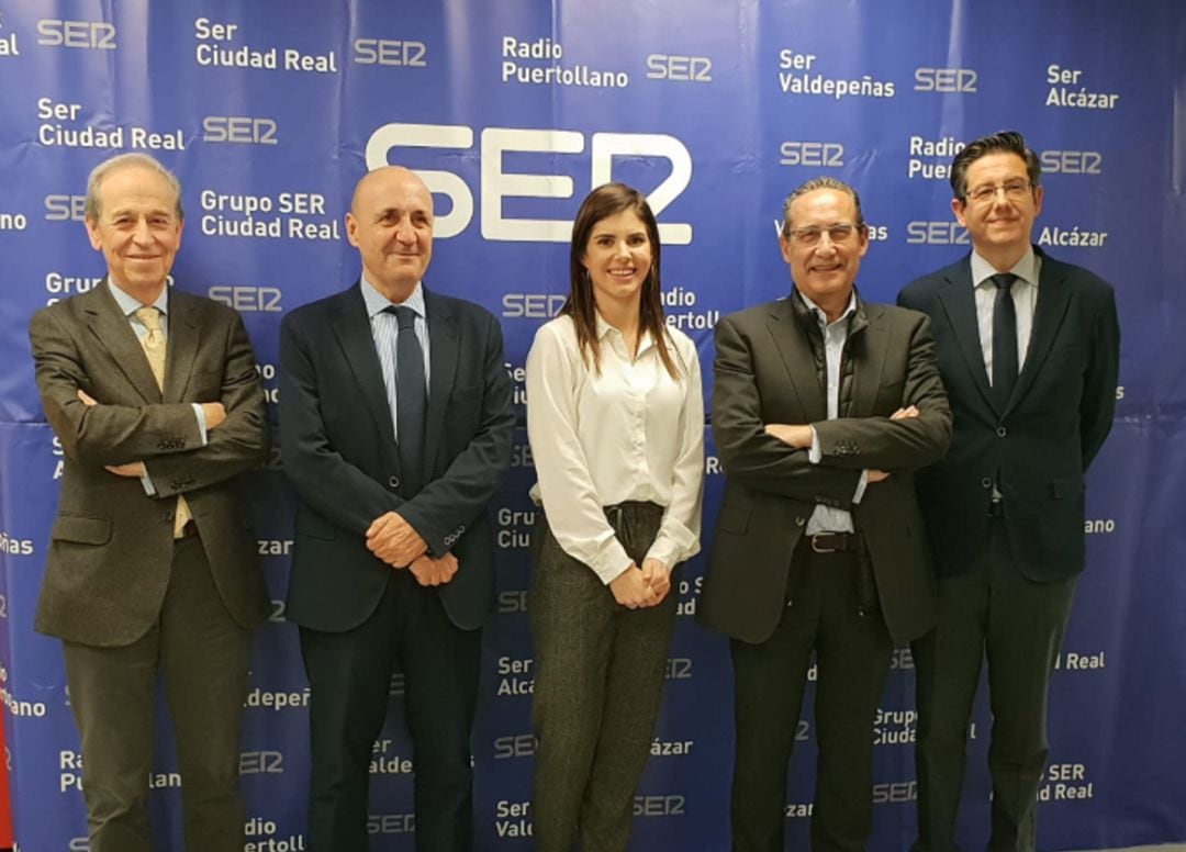 De derecha a izquierda: Félix Amaya, director Cadena SER en Castilla La Mancha; Jose Carlos Herreros, director de la red de emisoras de Cadena SER; Alicia Anaya, nueva directora del Grupo de emisoras en SER Ciudad Real; Carlos Patricio González, director nacional de Ventas de Cadena SER y el empresario Ignacio Barco