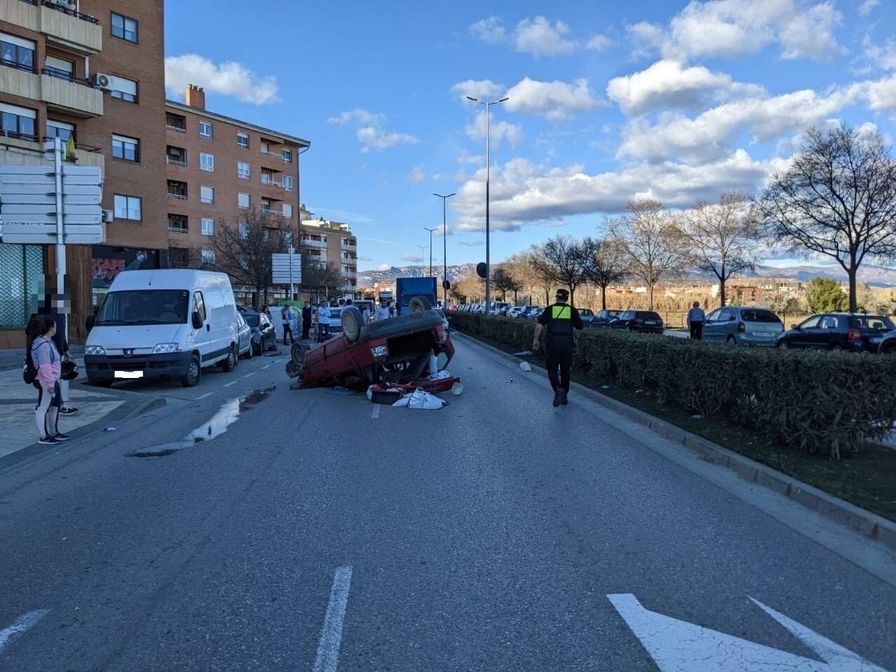 Vehículo volcado en la Avenida Danzantes de Huesca