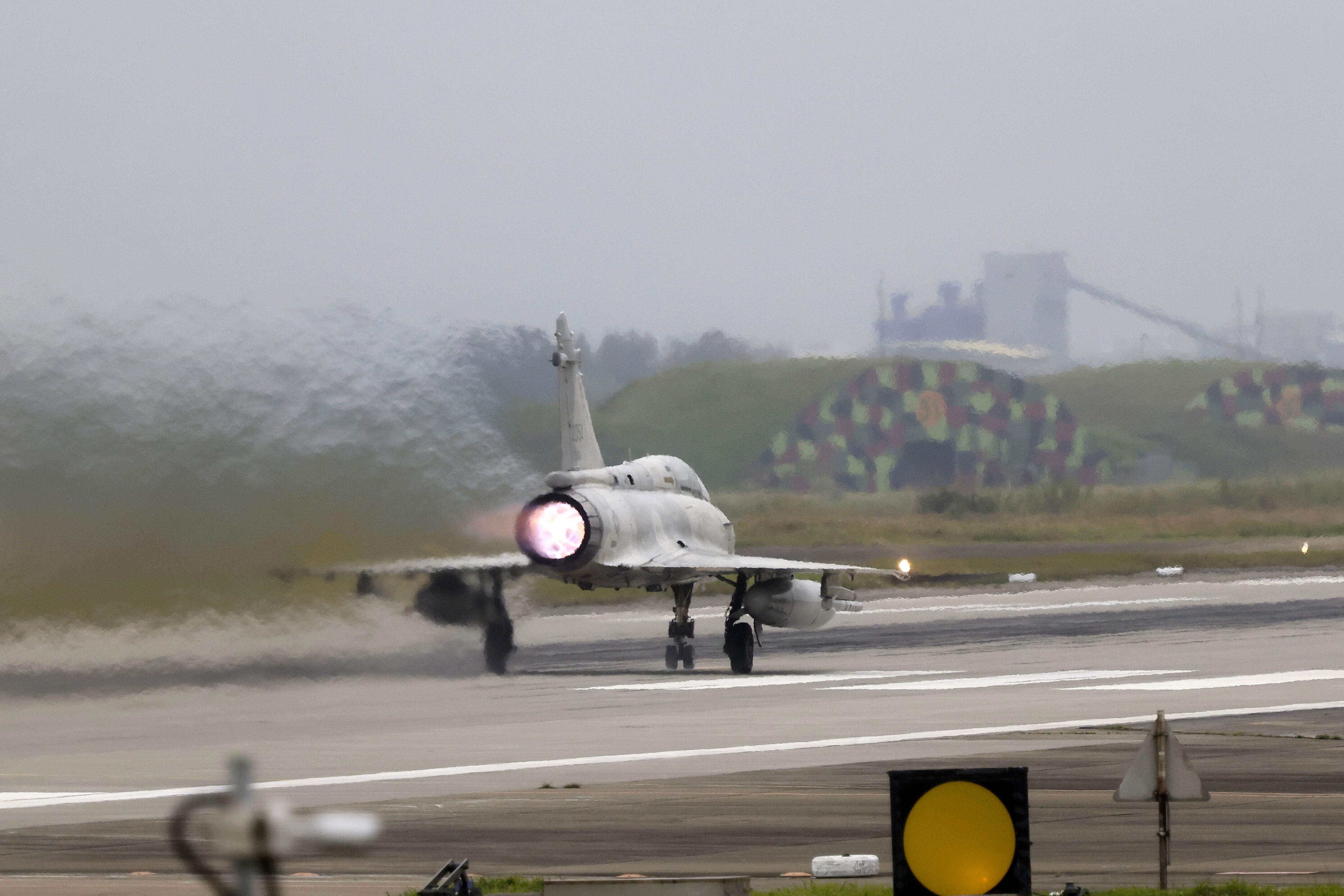 Un avión del ejército taiwanés se prepara para despegar esta mañana y vigilar desde el aire las maniobras militares de China