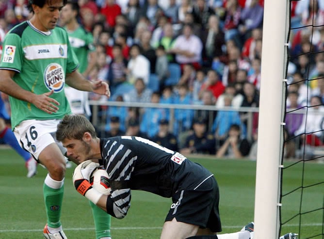 De Gea para un disparo lejano durante el partido