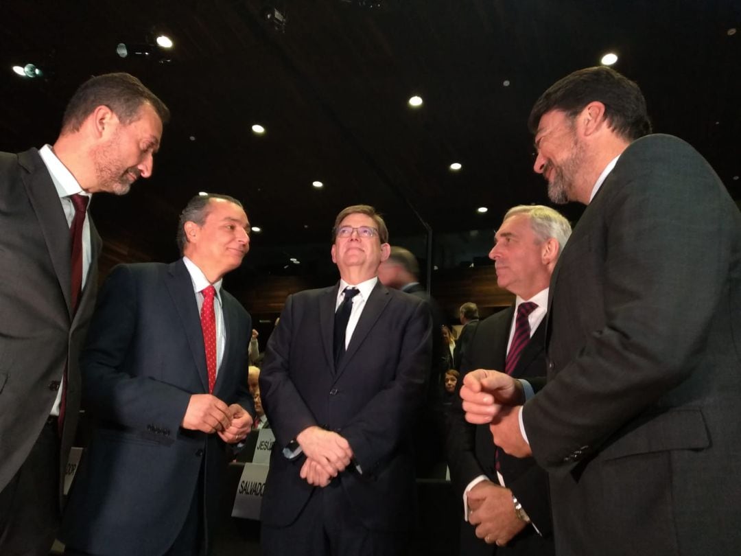 El president, Ximo Puig (c), rodeado por el director ejecutivo de la EUIPO, Christian Archambeau, el president de la CEV, Salvador Navarro, y los alcaldes de Alicante y Elx, Luis Barcala y Carlos González, respectivamente.