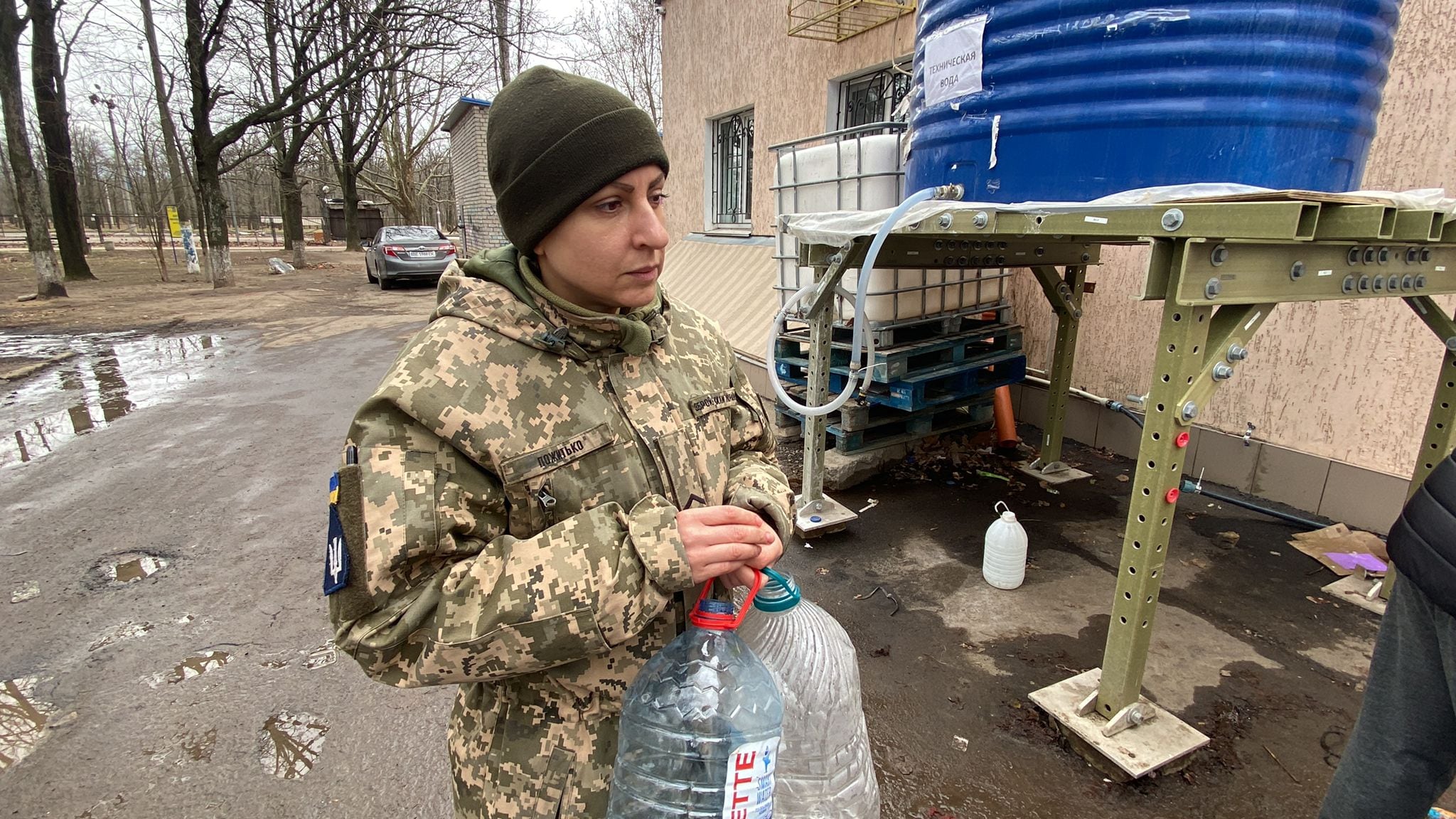 Yulia es militar y acude con su marido Nicolai a por agua potable.