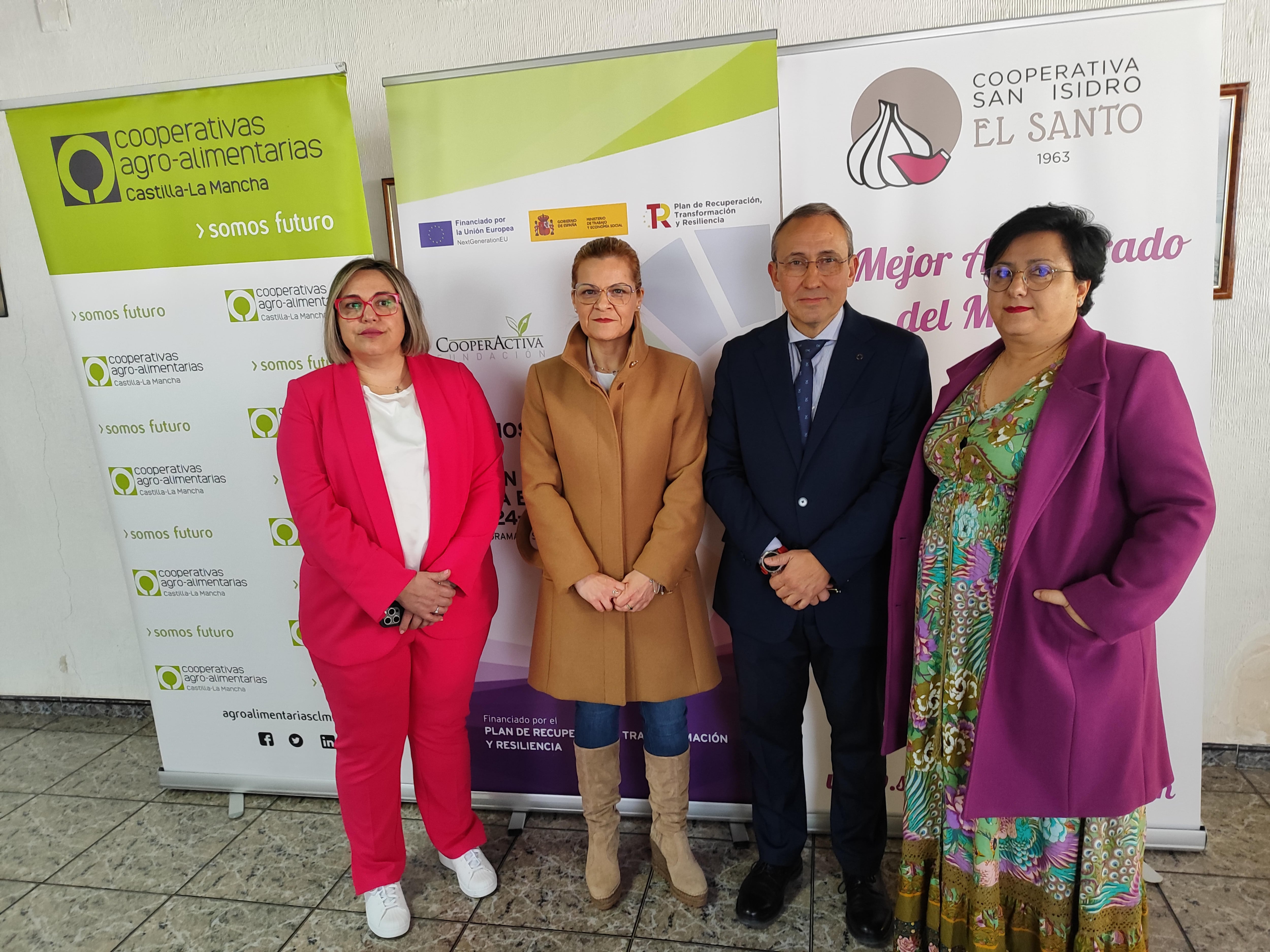 Cooperativas Agroalimentarias de Castilla-La Mancha presenta en Las Pedroñeras el Programa Protagonistas para incentivar la entrada de más mujeres en los órganos de dirección de las cooperativas. En la imagen, de izquierda a derecha, María José Arellano, gerente de la Cooperativa San Isidro El Santo de Las Pedroñeras; Lourdes Luna, directora del Instituto de la Mujer de Castilla-La Mancha; . Juan Miguel del Real, director general de Cooperativas Agroalimentarias de Castilla-La Mancha y Felicia Plata, portavoz de la Comisión de Igualdad de Cooperativas Agroalimentarias de Castilla-La Mancha.