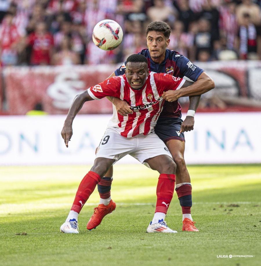 Juan Otero agarrado por un defensa del Levante.