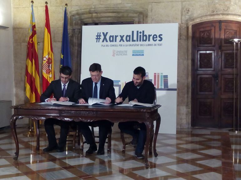 Acto de la firma de XarxaLlibres con la Diputación de Valencia