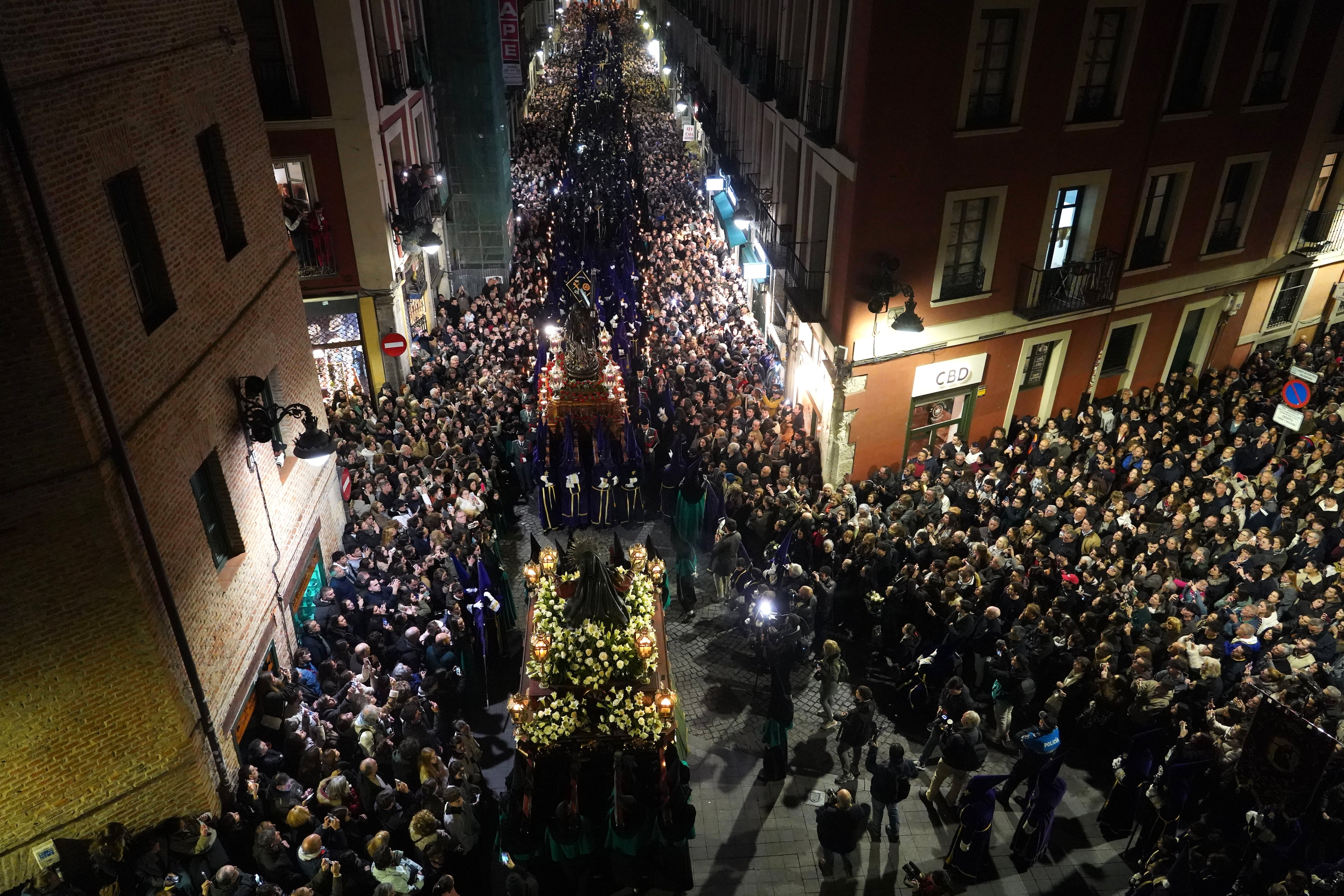 Celebración del Viacrucis Procesional del Miércoles Santo en Valladolid, acompañado por la Agrupación Musical de la Cofradía del Dulce Nombre de Jesús Nazareno (León). Destaca el rezo de la IV Estación ante la Virgen de la Vera Cruz y el solemne canto del Himno al Nazareno