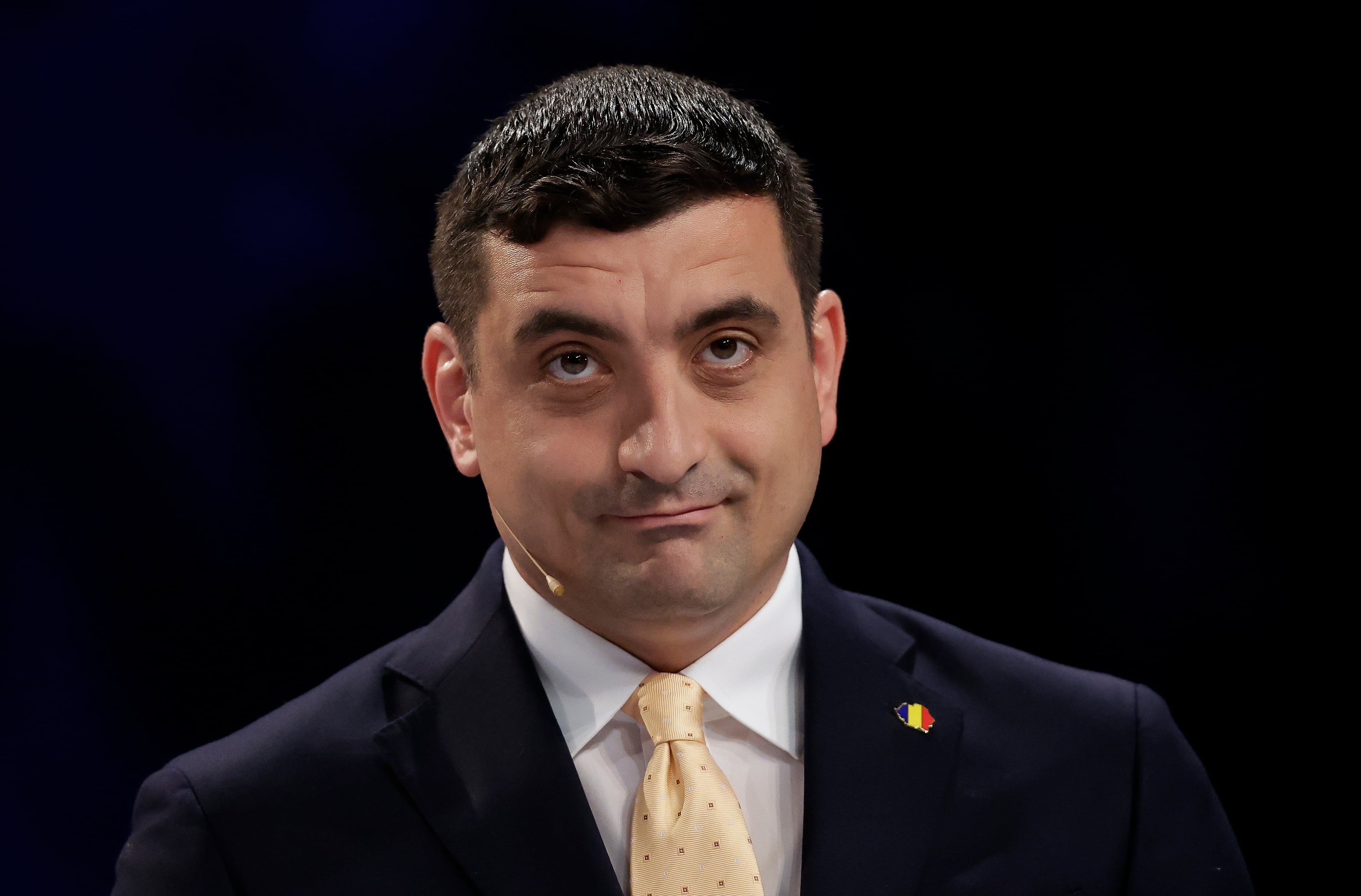 Simion en un debate electoral televisado en la recta final de la campaña para la segunda vuelta de las presidenciales