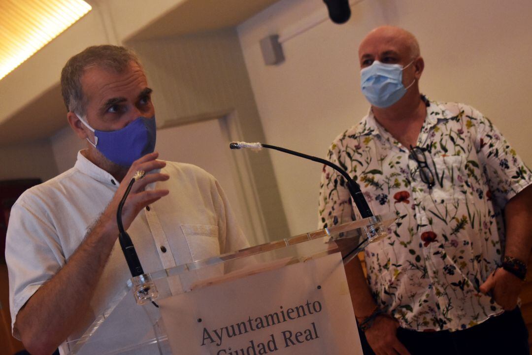 El concejal de cultura, Nacho Sánchez y el cuentacuentos Aldo Méndez han presentado el espectáculo diseñado para un público familiar