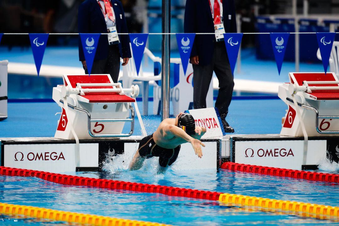 Iñigo Llópis se lanza al agua en busca de su medalla de plata